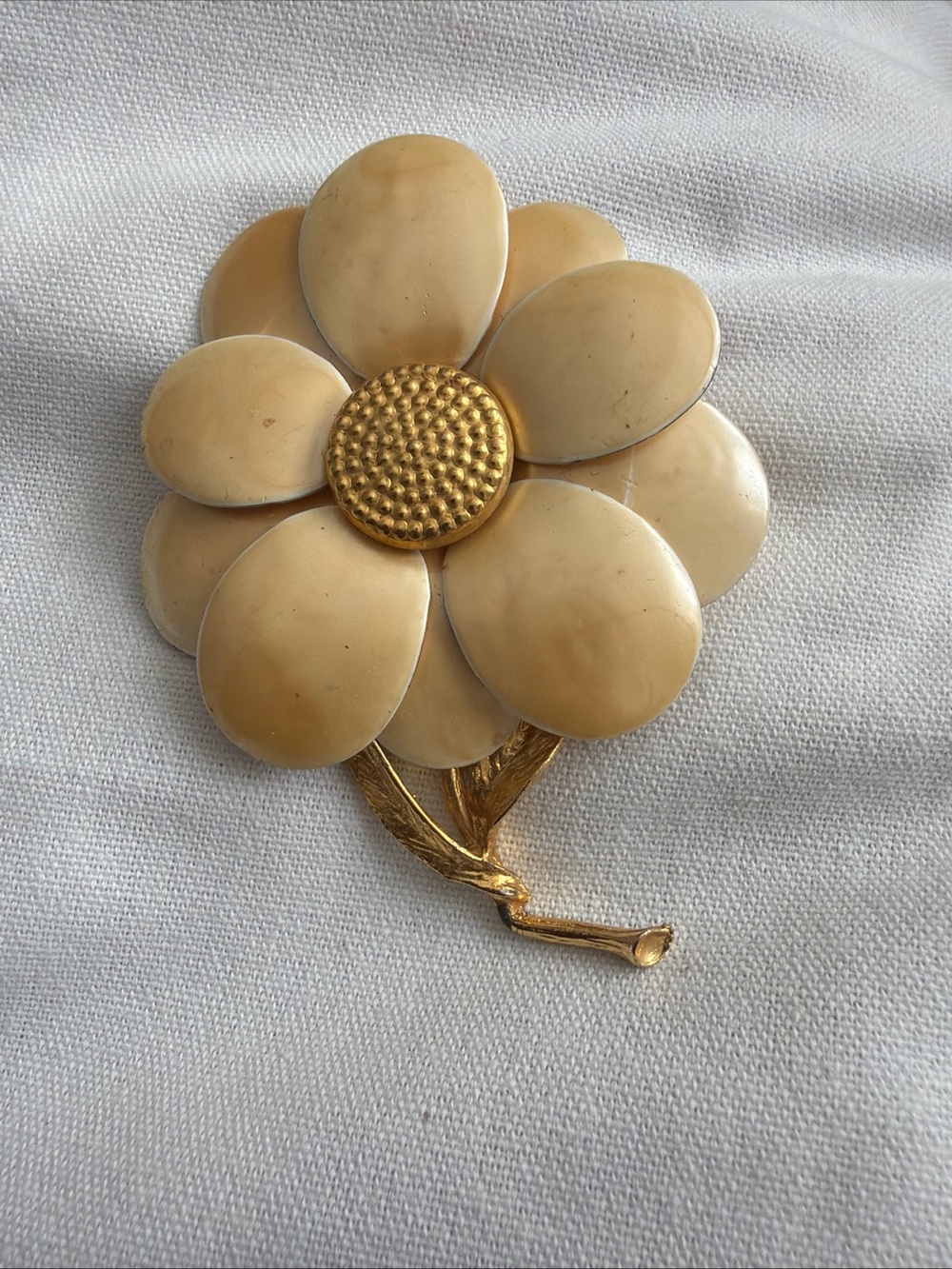 Sarah Coventry Cream Petal Flower Brooch with Gold-Tone Center